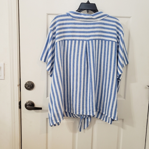 Ava & Viv White and Blue Short Sleeve Button Down Shirt - Picture 3 of 5